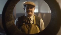 Zapracowani browarnicy w „Żywieckiej kronice filmowej” reklamują piwo Żywiec (wideo)