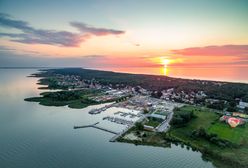 Nad morzem, ale bez tłoku i tysięcy turystów. Wystarczy wybrać się do Krynicy Morskiej, która oferuje aż 25 km plaż