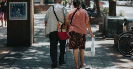 Godziny dla seniorów. Od kiedy obowiązują i kogo dotyczą? Zmiany od 15 października