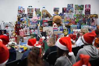 Kraków: "Paczka pod choinkę". Do punktów zbiórki trafiły dziesiątki tysięcy prezentów. Okazja na spełnienie marzeń potrzebujących dzieci