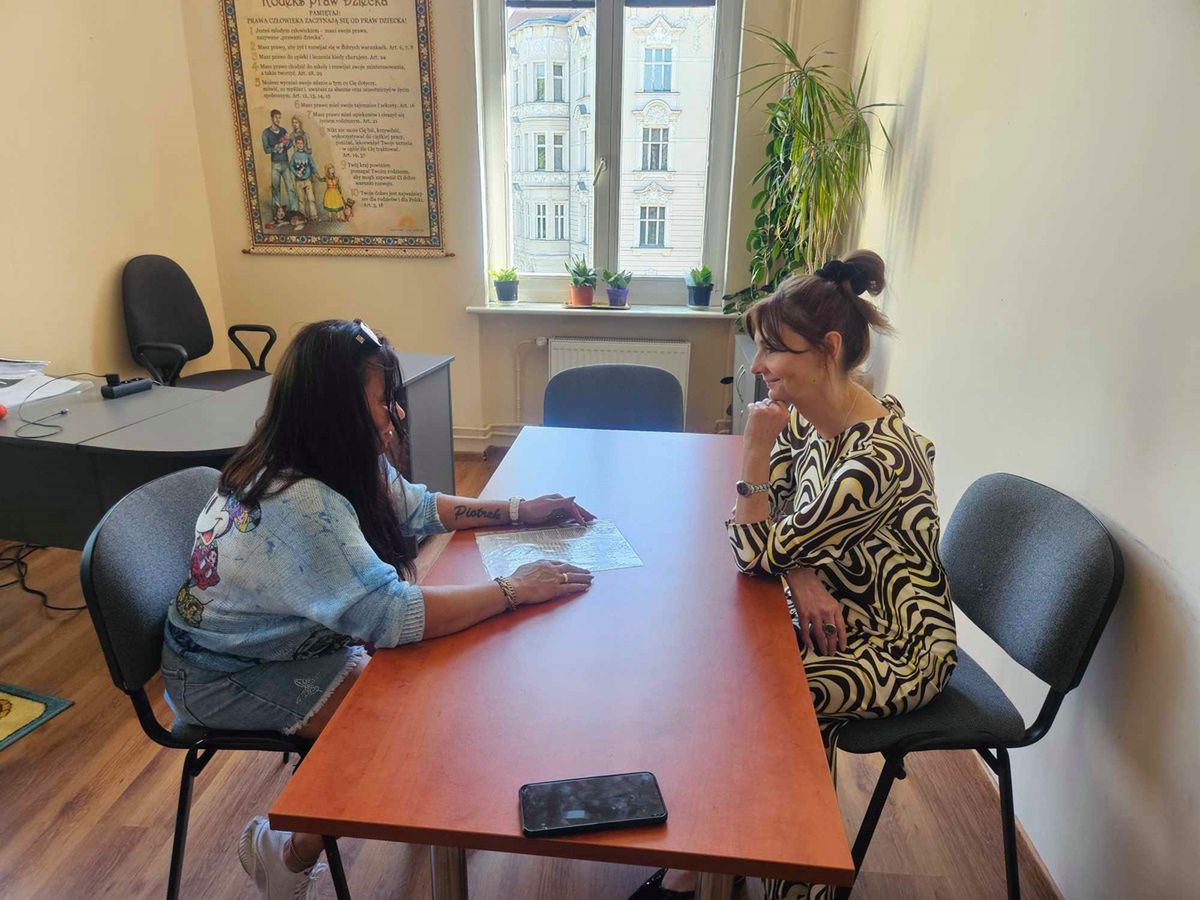 Ula (imię zmienione) ze swoją pedagog rodzinną Magdaleną Wilk