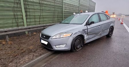 Na S17/S12 samochód uderzył w bariery energochłonne. Utrudnienia w pobliżu węzła Jastków