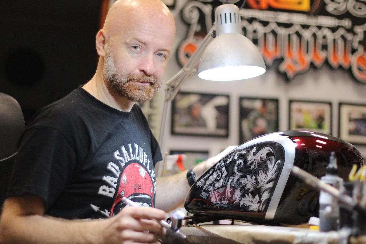Piotr Parczewski od 24 lat maluje aerografem motocykle i kaski