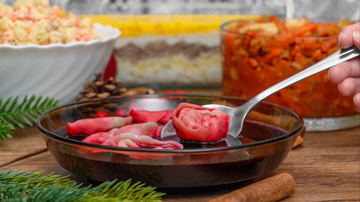 Świąteczne wydatki Polaków. Połowa z nas planuje oszczędzać