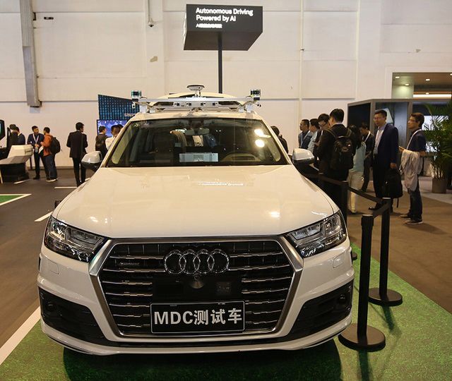 Audi Q7 z Huawei Mobile Data Center.