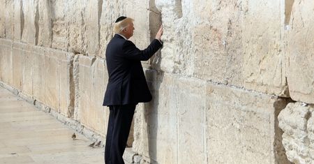 Donald Trump modli się pod Ścianą Płaczu w Jerozolimie (ZDJĘCIA)