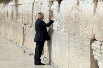 Donald Trump modli się pod Ścianą Płaczu w Jerozolimie (ZDJĘCIA)