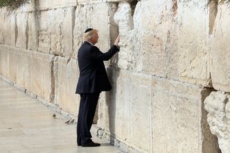 Donald Trump modli się pod Ścianą Płaczu w Jerozolimie (ZDJĘCIA)