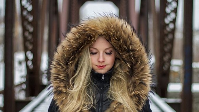 Ubrania ze sztucznym futerkiem królują na ulicach każdej jesieni i zimy