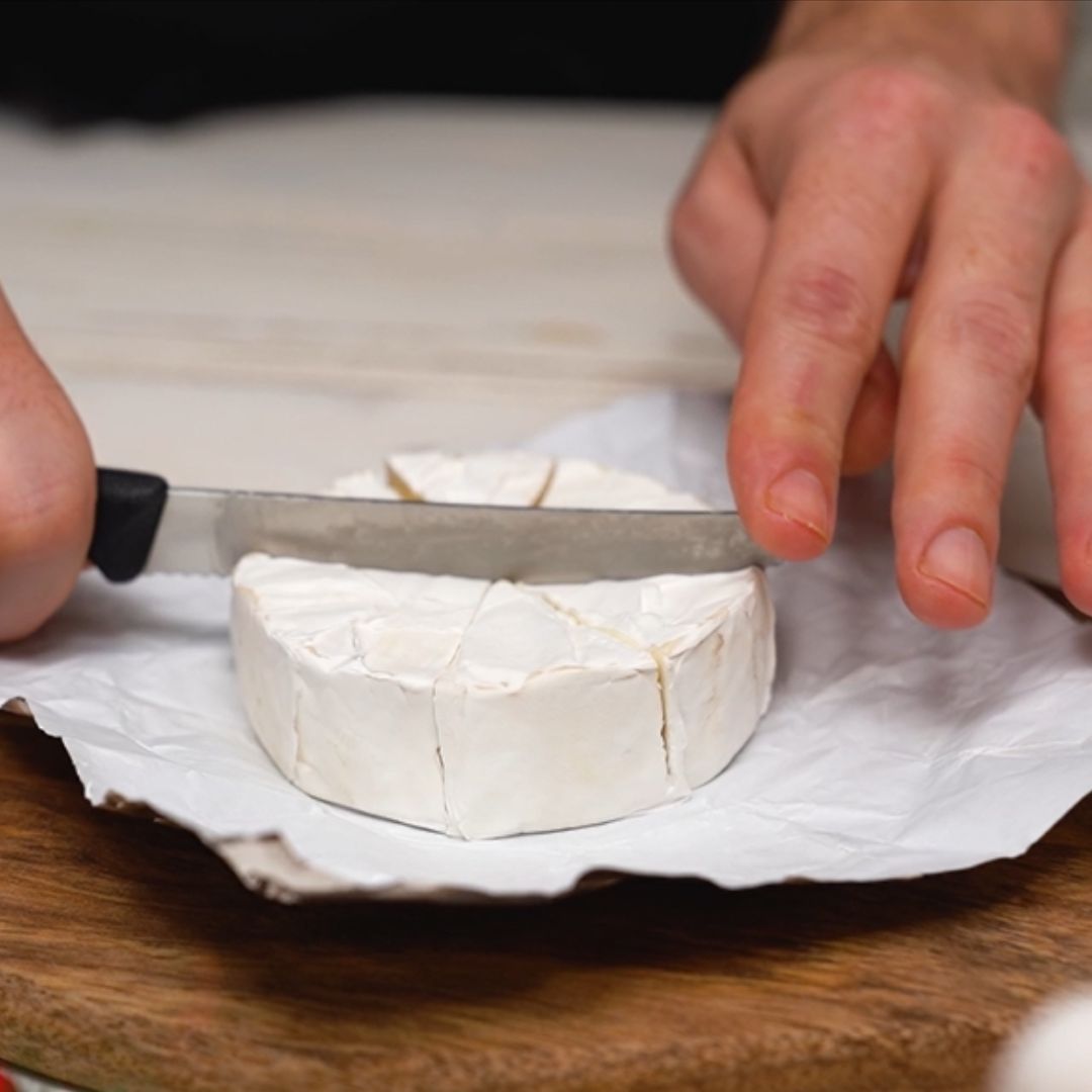 Najpierw dzielę ser camembert na mniejsze części