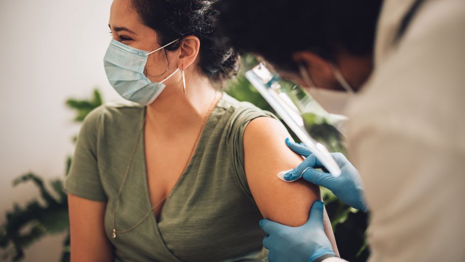 szczepienie szczepionka strzykawka szczepienia koronawirus pfizer astrazeneca moderna johnson