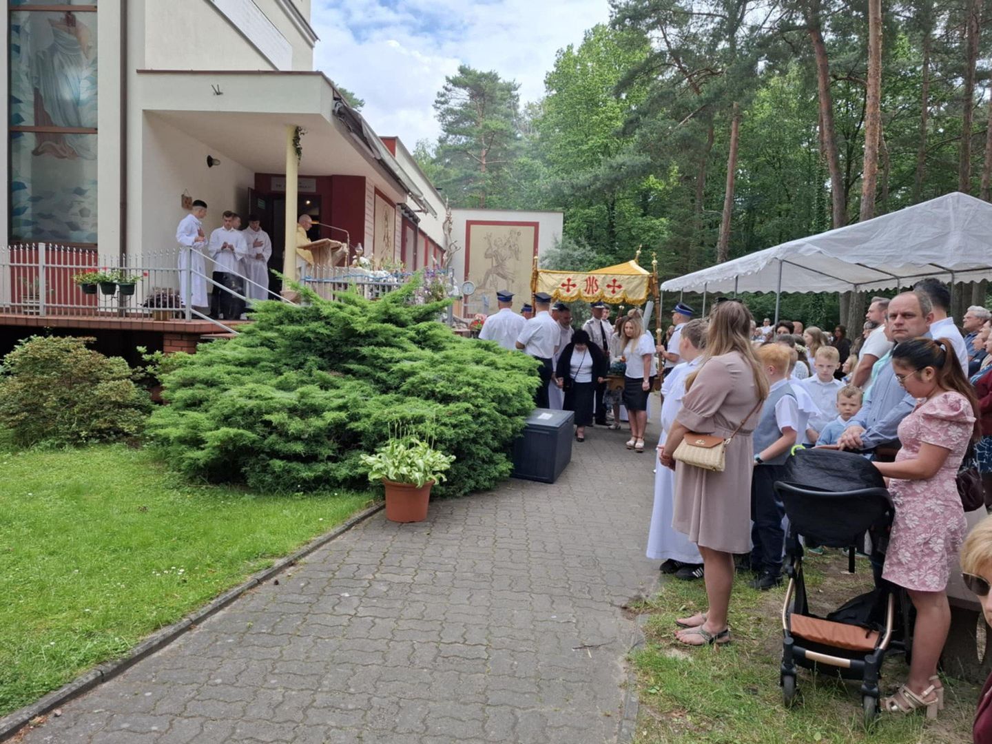 Tłumy wiernych na procesji Bożego Ciała w parafii w Sokolnikach-Lesie pod Zgierzem