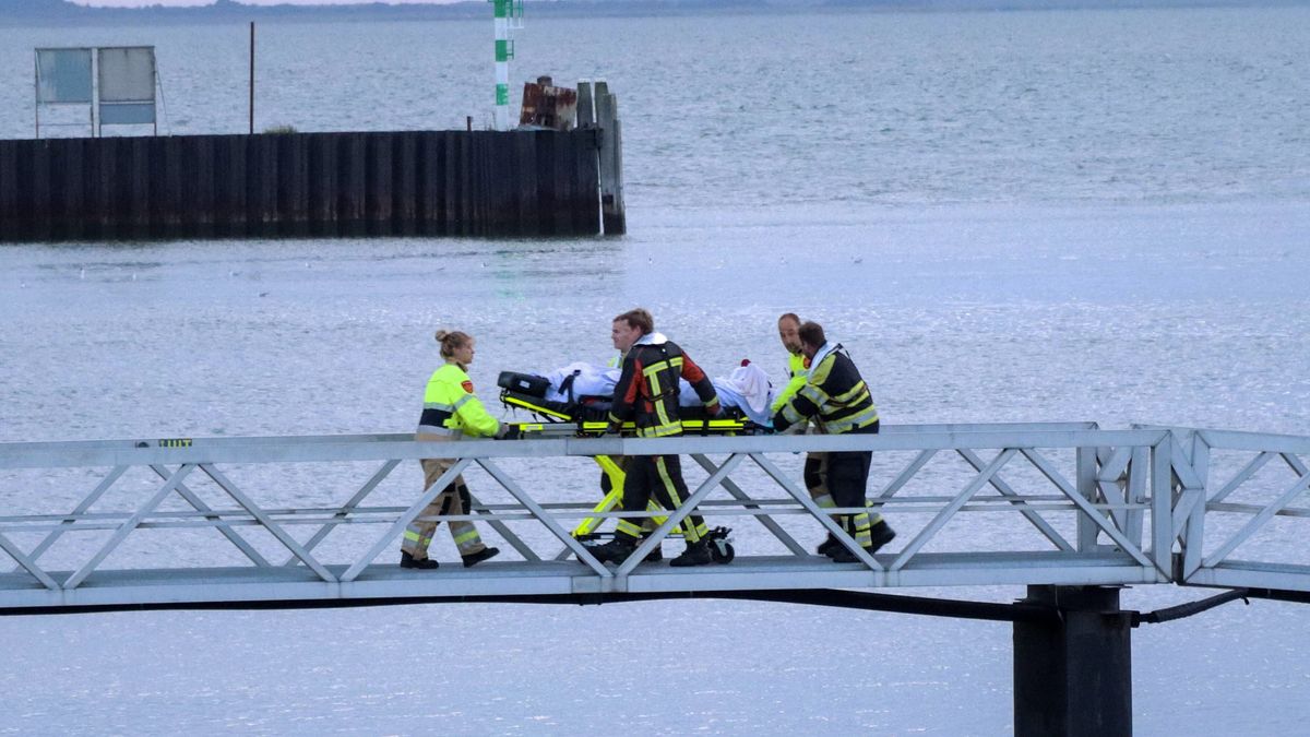 Emergency services bring a crew member of the Fremantle Highway cargo ship ashore in Lauwersoog, the Netherlands, 26 July 2023. A fire broke out overnight on 26 July on a freighter with 23 crew members onboard, in the North Sea, north of Ameland. According to the Dutch Coast Guard, one person died, and several got hurt. EPA/PRESS AGENCY METER Dostawca: PAP/EPA.
