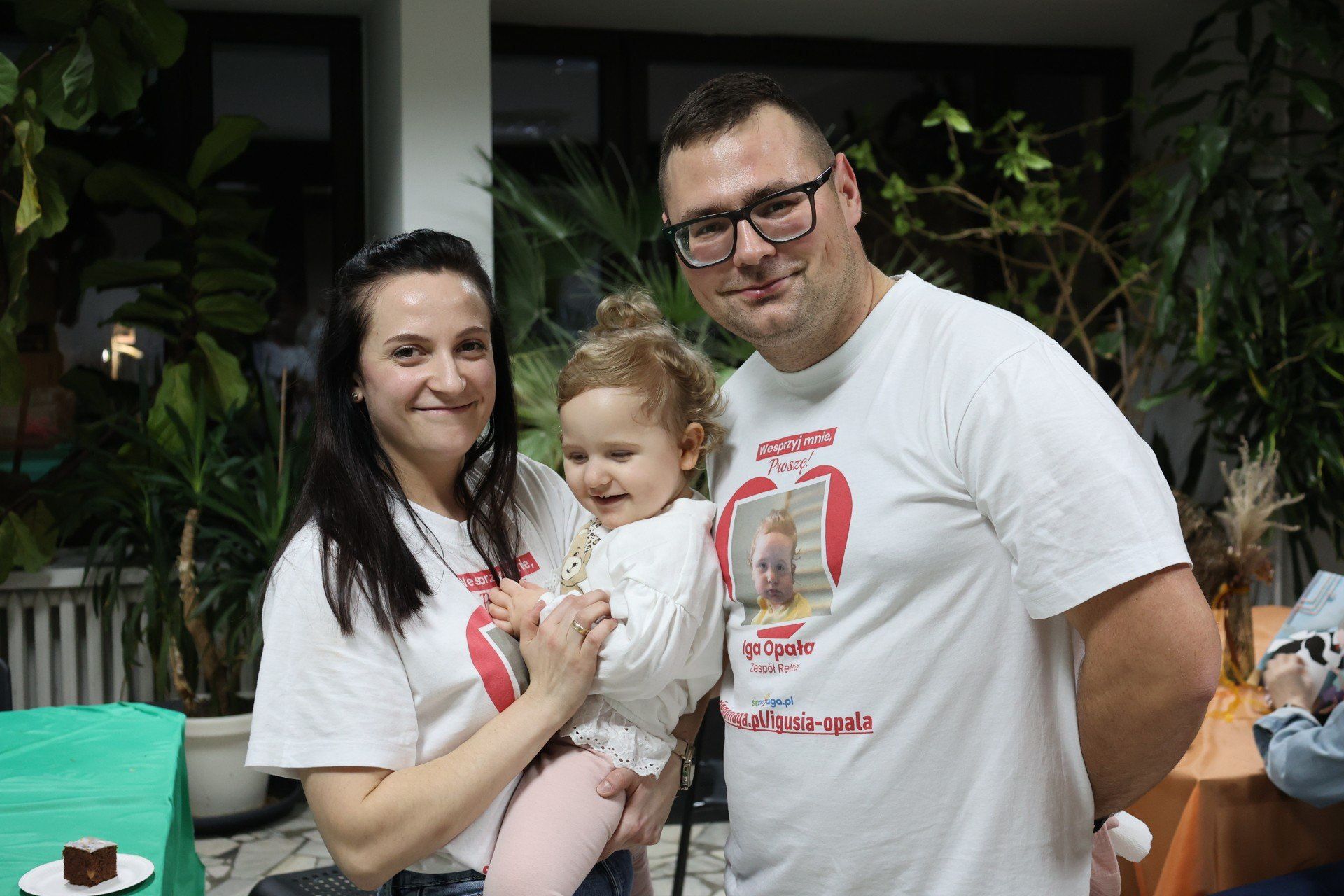 Mała Iga Opała z tatą i mamą - bohaterka dzisiejszego koncertu charytatywnego w Nowotomyskim Ośrodku Kultury.