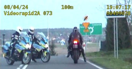 Myślał, że odpuszczą. Motocyklista uciekał przed policją