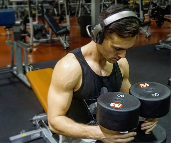 Andrew codziennie ćwiczy na siłowni