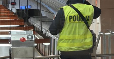 Warszawa: Osoba wpadła pod pociąg metra. Kilka stacji zamkniętych