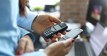Nokia 3310, "strzałki" i SMS-y za grosze. Polacy pamiętają te czasy