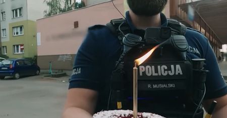Kupił w cukierni i wrócił do radiowozu. "Może najpierw zajmiemy się pracą"