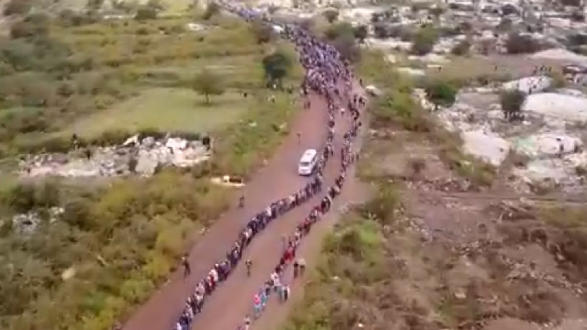 Kolejka po jedzenie w Johannesburgu sięgała aż 4 kilometrów. Rozdawanie paczek z jedzeniem było akcją charytatywną.  