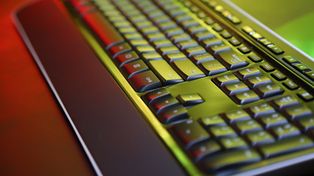 Mielec: Okradał firmę, w której pracował. 26 - latek wynosił podzespoły komputerowe. Został zatrzymany przez policjantów z Mielca