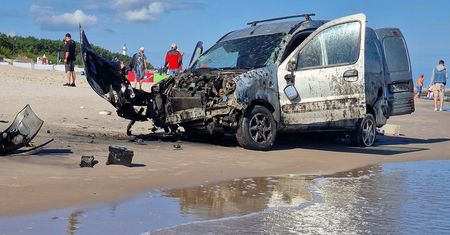 Rozbity samochód na plaży w Łebie. Kierowca "wpadł", bo zadzwonił na pogotowie