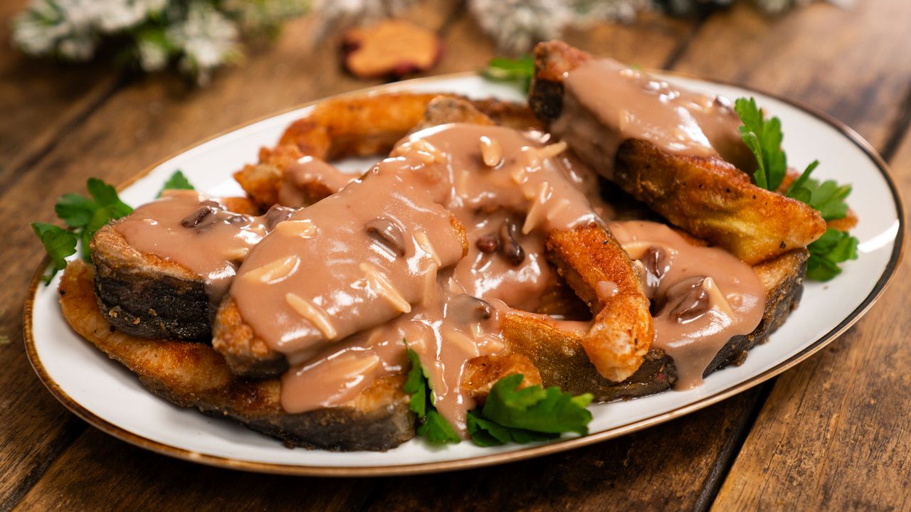 Karp smażony z sosem szarym. Przysmak kuchni wielkopolskiej w wigilijnym wydaniu