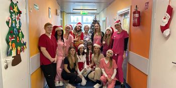 Legnica: Świąteczny najazd na szpital. Mikołaje, elfy i prezenty