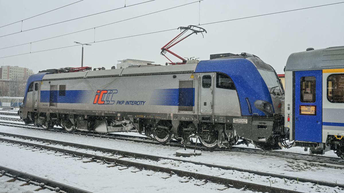 RZESZOW, POLAND  NOVEMBER 21:The Newag Griffin electric locomotive PKP Intercity EU160-005 is pictured in Rzeszow, Poland, on November 21, 2025. (Photo by Artur Widak/NurPhoto via Getty Images)