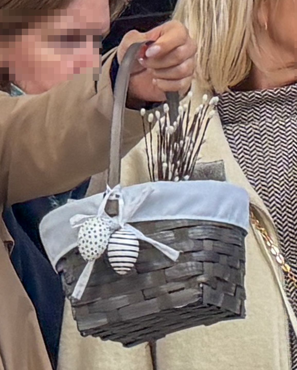 Marta Manowska z matką święci pokarm w kościele