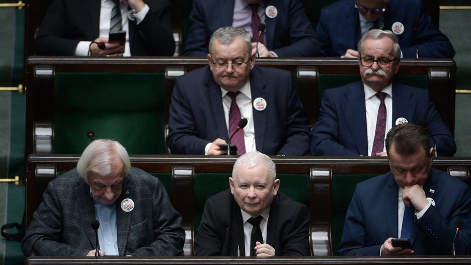 Warszawa, 18.01.2024. W pierwszym rzędzie: prezes PiS Jarosław Kaczyński (C) oraz posłowie PiS Ryszard Terlecki (L) i Mariusz Błaszczak (P) na sali obrad Sejmu w Warszawie, 18 bm. Sejm uchwalił budżet państwa na 2024 r. (jm) PAP/Marcin Obara