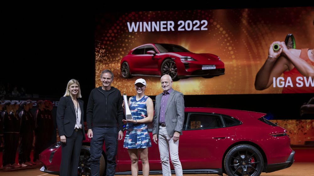 Iga Świątek podczas odbierania nagród