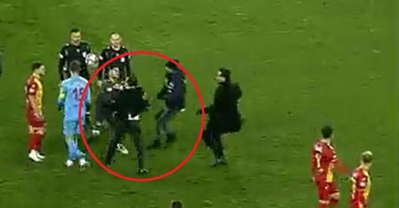 Ale draka! Wbiegł na boisko. Sędzia cudem uniknął ciosu