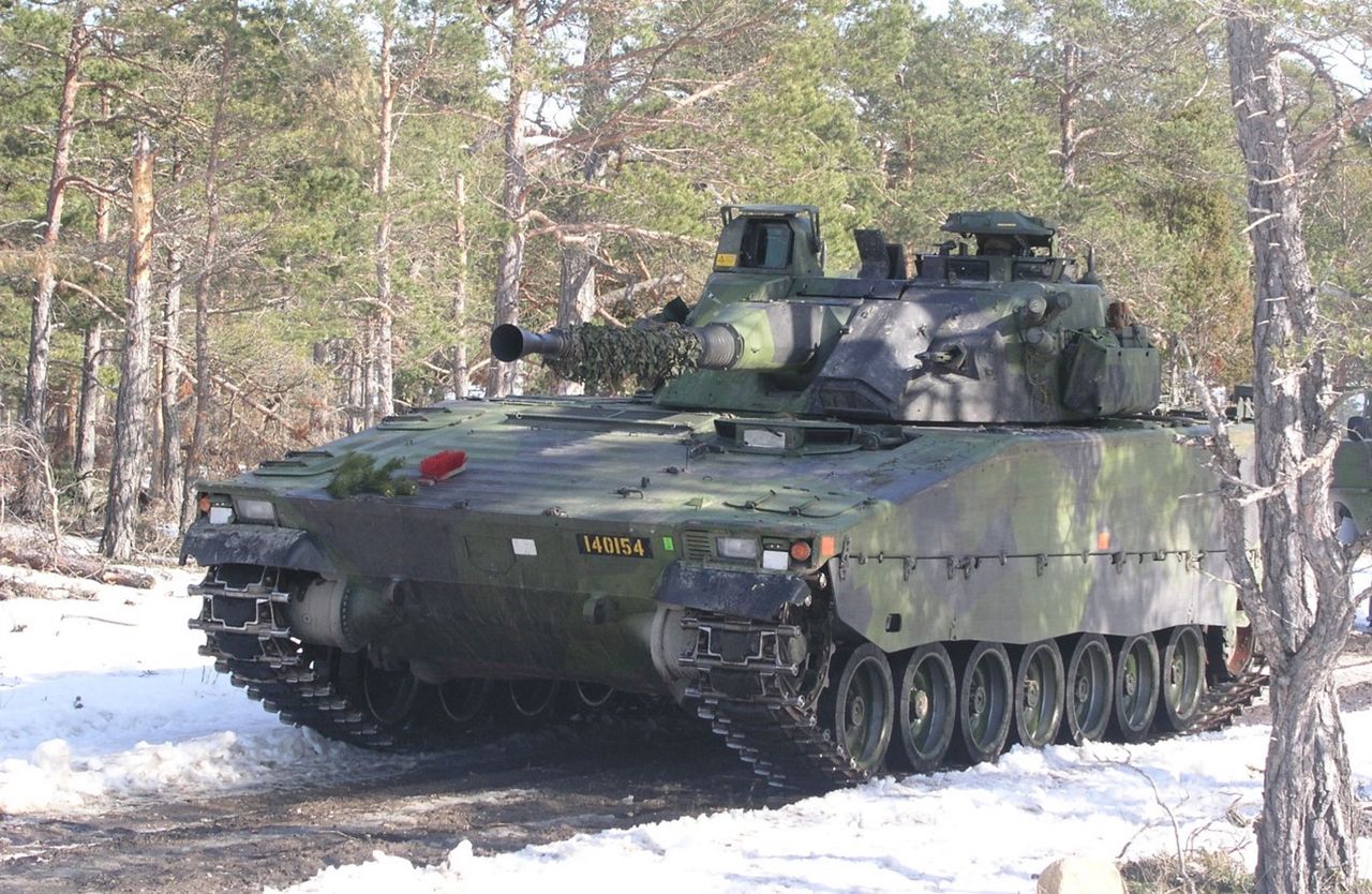 Szwedzka pomoc dla Ukrainy. Wozy bojowe CV90 i armatohaubice H77BW Archer