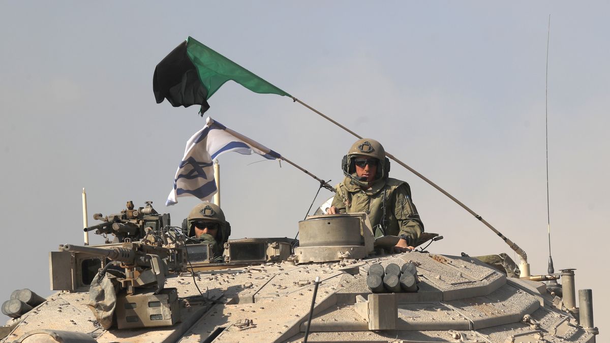 epaselect epa10916244 A 'Merkava' battle tank carrying Israeli soldiers at an area along the border with Gaza, southern Israel, 13 October 2023. The Israel Defense Forces (IDF) on 13 October called for the evacuation of all civilians of Gaza City from their homes southwards 'for their own safety and protection' and to move south of the Wadi Gaza, warning that in the following days Israeli military operations will take place in the Palestinian city. More than 1,300 Israelis have been killed and over 3,200 others injured, according to the IDF, after the Islamist movement Hamas launched an attack against Israel from the Gaza Strip on 07 October. More than 1,500 Palestinians have been killed and over 6,600 others injured in Gaza since Israel launched retaliatory air strikes, Palestinian health officials said. EPA/ATEF SAFADI Dostawca: PAP/EPA.