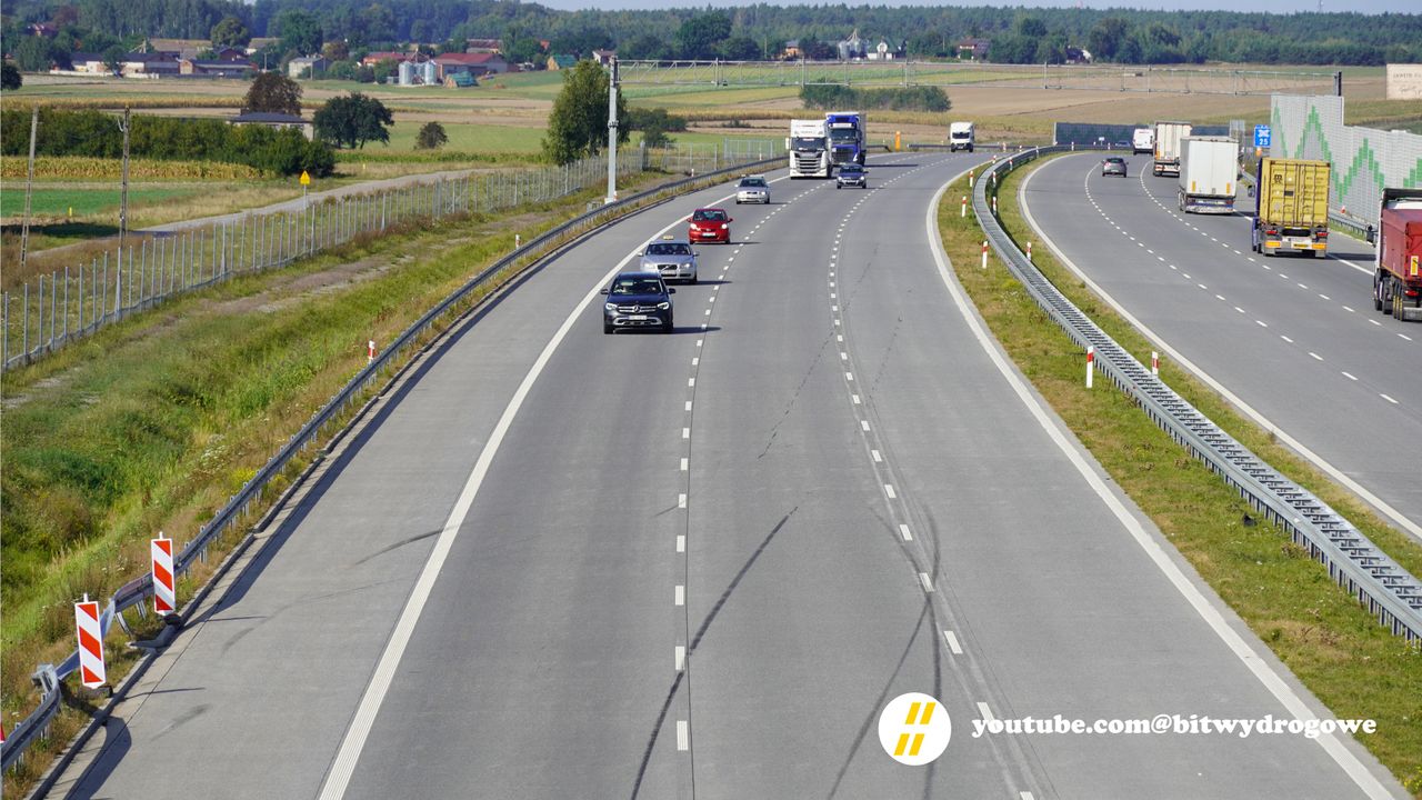 Ślady hamowania BMW na autostradzie A1