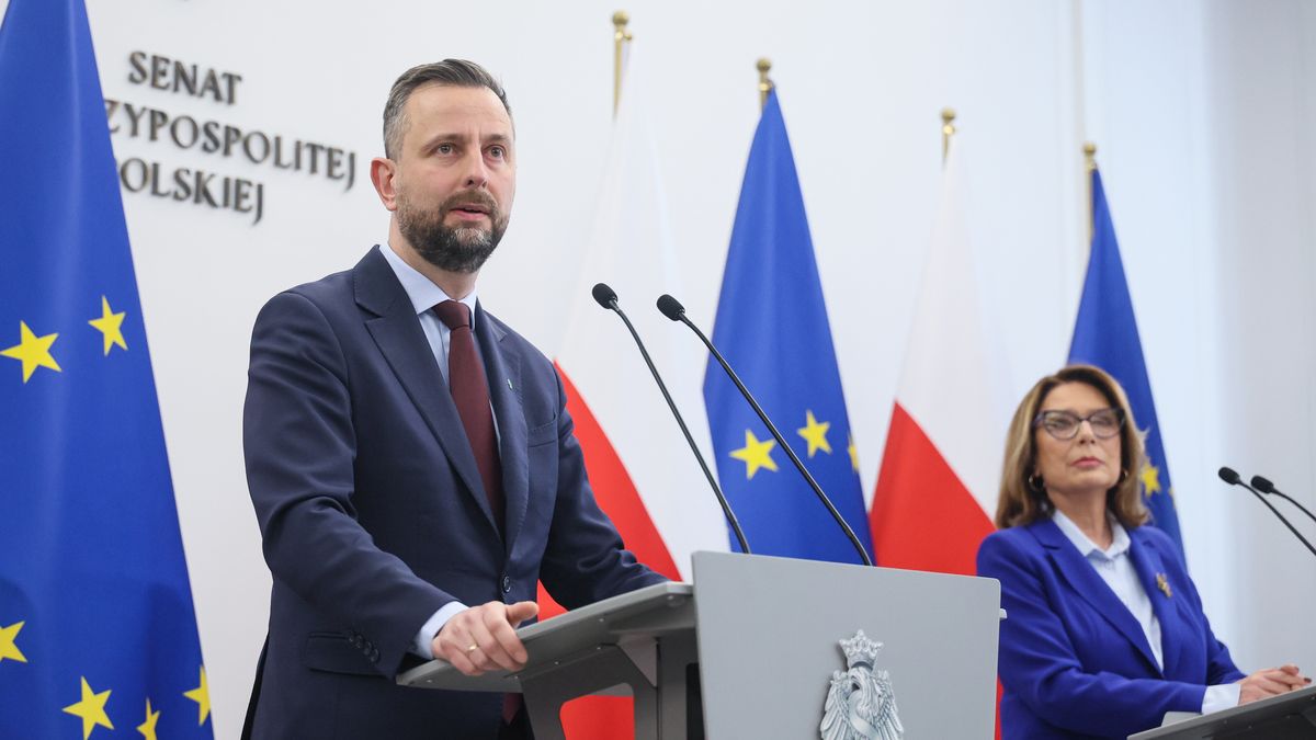 Małgorzata Kidawa-Błońska, Władysław Kosiniak-Kamysz
Warszawa, 18.02.2026. Marszałek Senatu Małgorzata Kidawa-Błońska (P) oraz wicepremier, minister obrony narodowej Władysław Kosiniak-Kamysz (L) podczas konferencji prasowej przed rozpoczęciem obrad Senatu w Warszawie, 18 bm. Konferencja dotyczyła procedowanej przez Senat ustawy o Finansowym Instrumencie Zwiększenia Bezpieczeństwa SAFE. (sko) PAP/Leszek Szymański
Leszek Szymański
izba, obrady, parlament, parlamentu, polityk polityka, senat, sesja