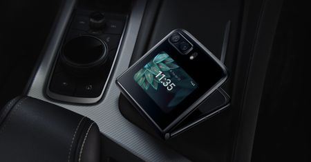 Mała, a gdy trzeba to większa. Oto składana motorola razr 2022 i jej cena