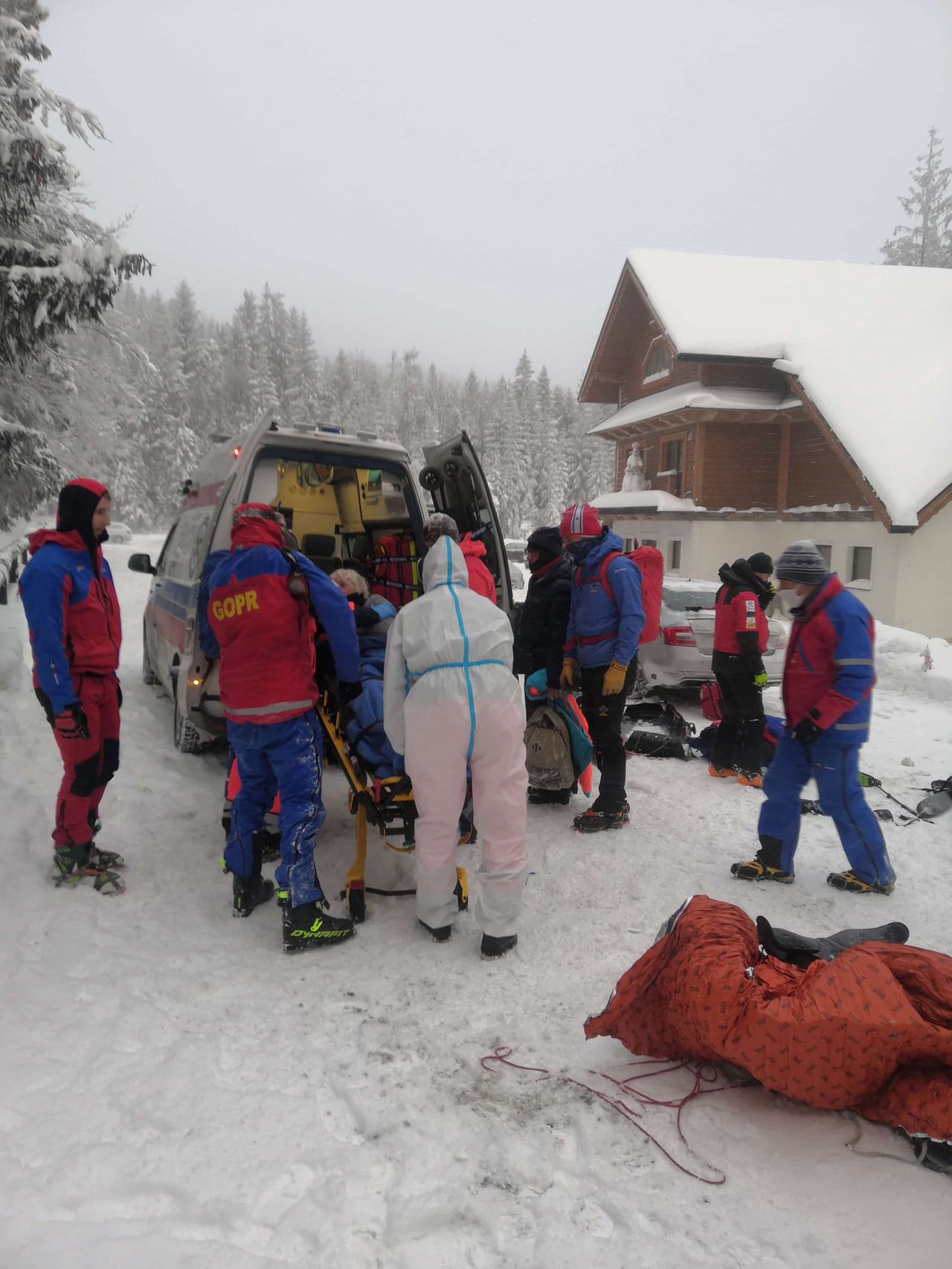 Beskidy. Uczestniczka wyprawy w szortach w szpitalu. Jest w ciężkim stanie