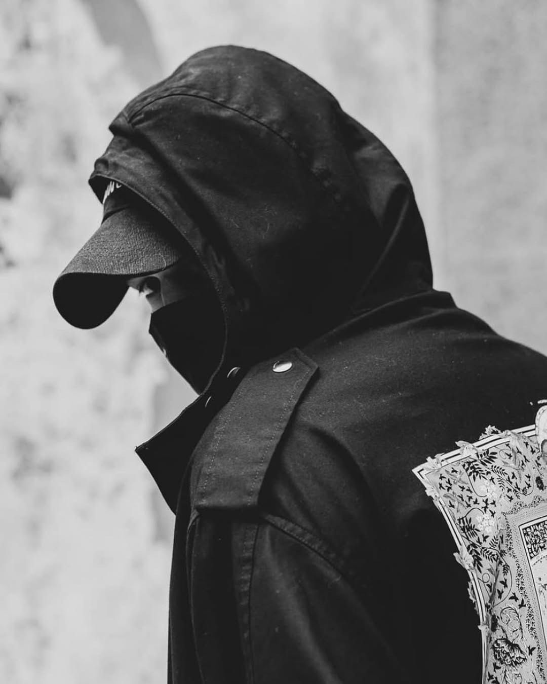 Żurnalista ukrywa swoją twarz