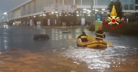 Powódź błyskawiczna we Włoszech. Akcja ratunkowa uwięzionych w samochodach