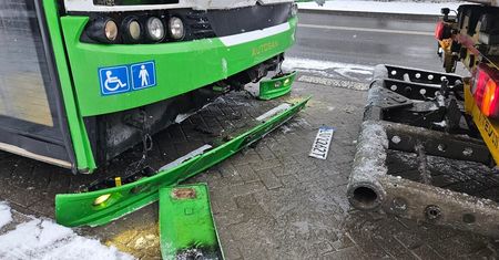 W Lublinie spadł śnieg. Na ulicach i chodnikach zrobiło się ślisko. Są już pierwsze tego efekty [ZDJĘCIA]