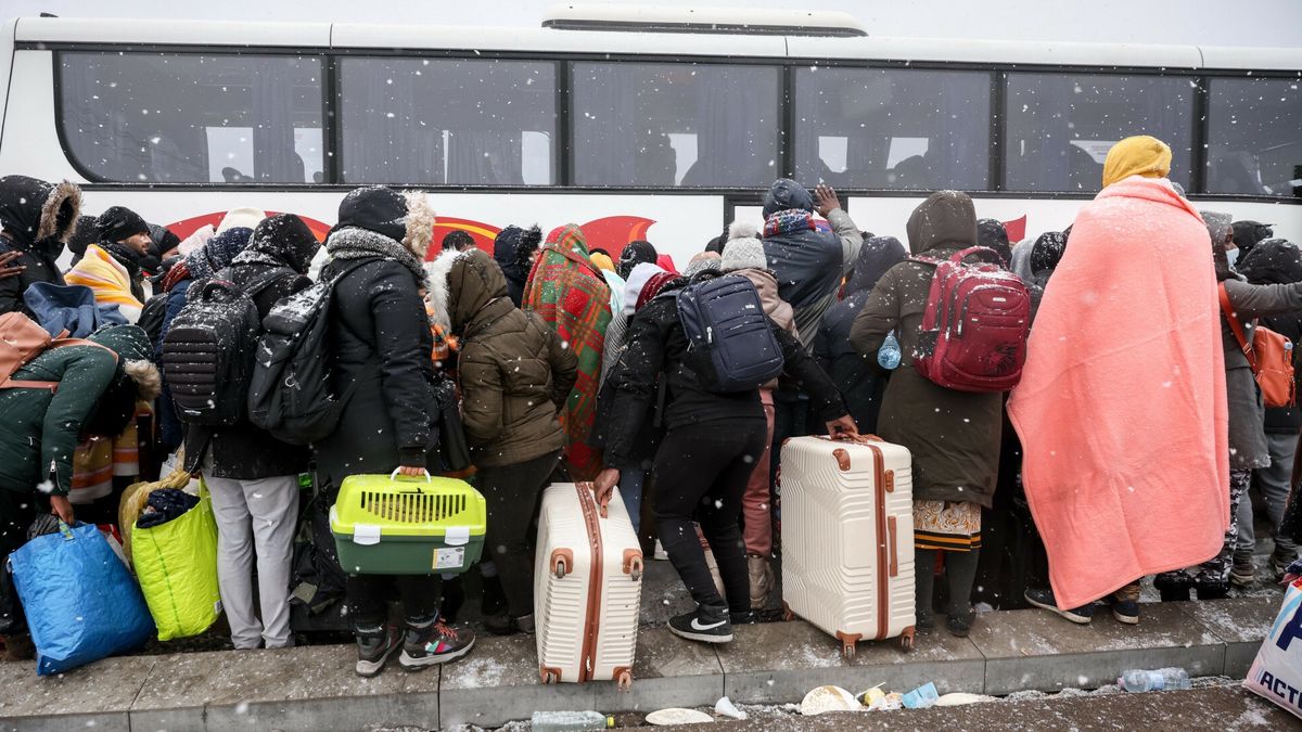 Sytuacja na przej?ciach granicznych polsko-ukrai?skich28.02.2022 Medyka Przejscie graniczne z Ukraina w Medyce Uchodzcy z ogarnietej wojna Ukrainy fot. Andrzej Iwanczuk/REPORTERAndrzej Iwanczuk/REPORTER