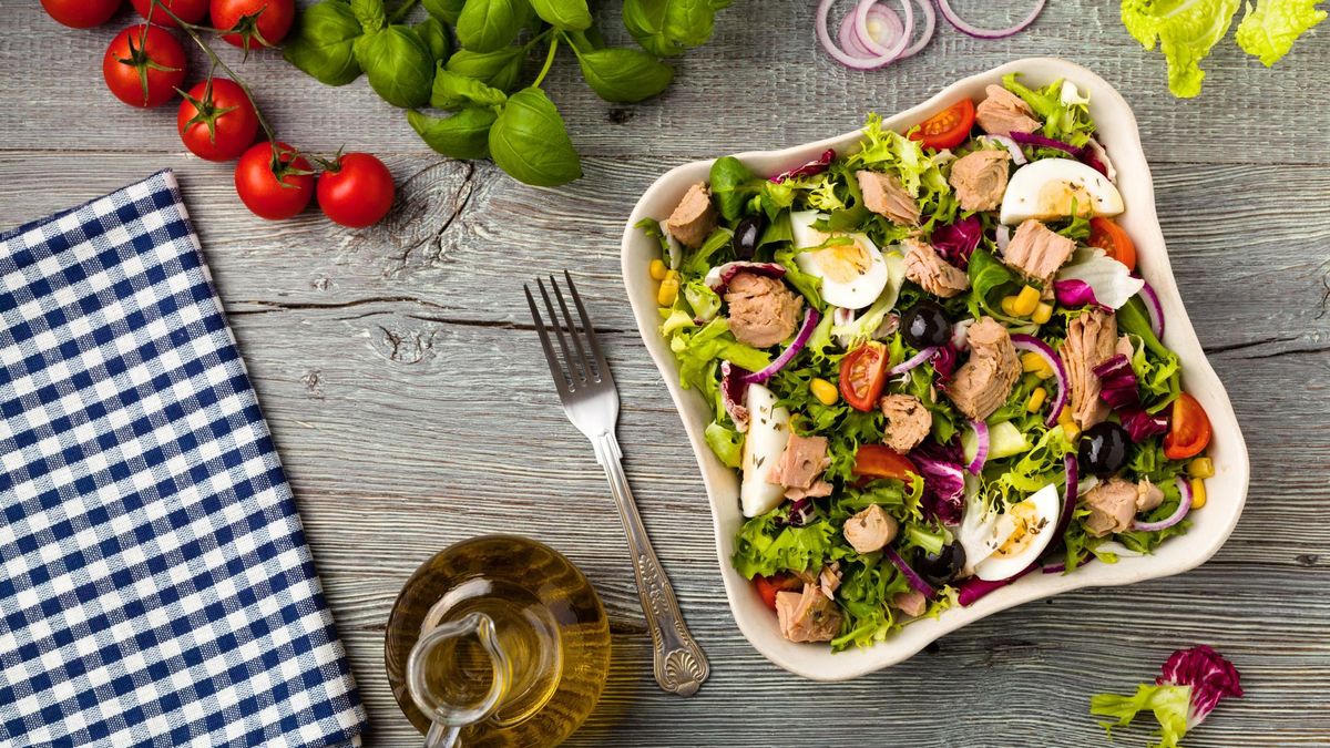 Sałatki na Wielkanoc z makaronem mogą być podawane jako oddzielny posiłek