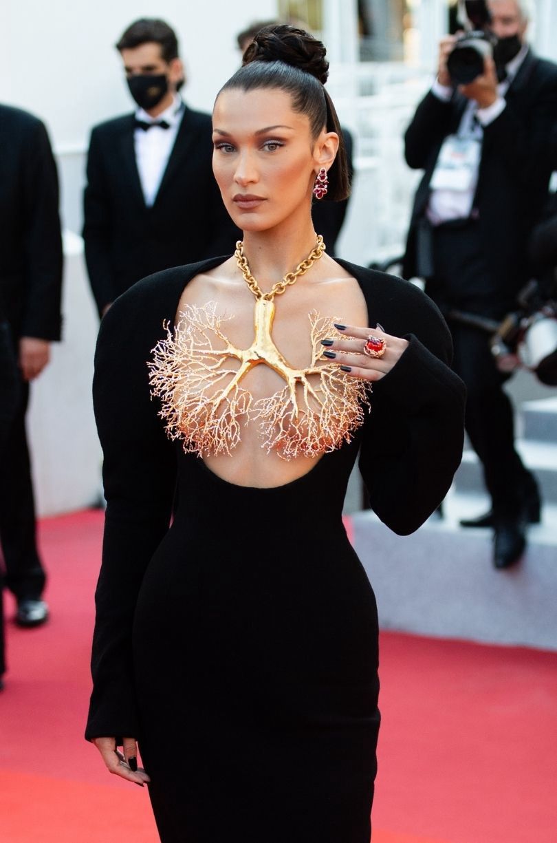 Bella Hadid paraduje po czerwonym dywanie w Cannes w naszyjniku imitującym płuca