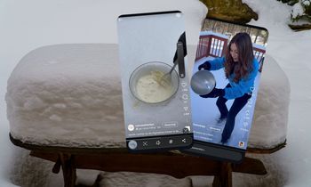 Wychodzą na śnieg z miską. Słodka zawartość po chwili cieszy nie tylko dzieci