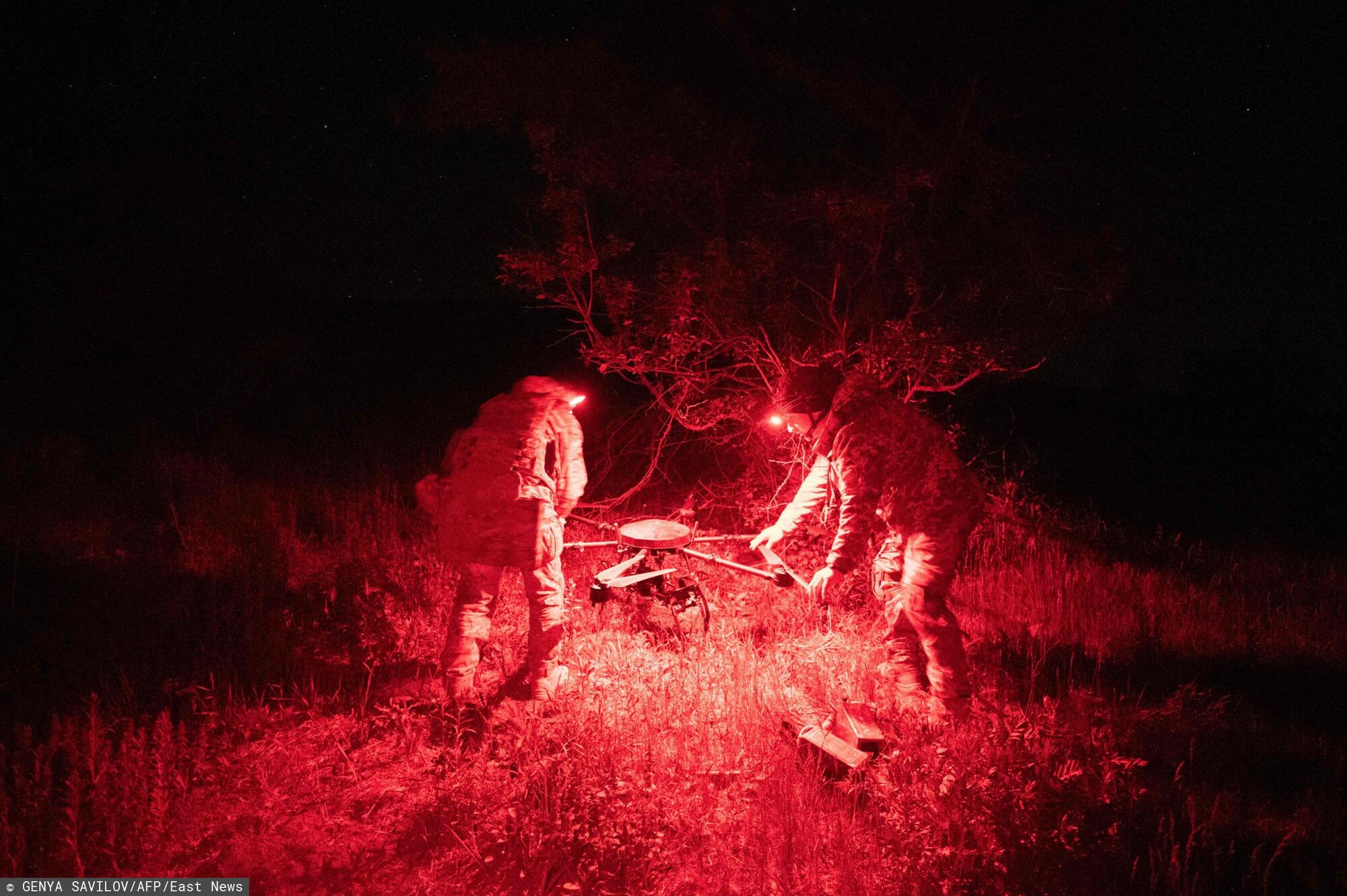 Wojna w Ukrainie rok 2024
Servicemen of the "Achilles" Battalion from the 92nd assault brigade of the Ukrainian Army check a Vampire hexacopter drone after ? mission flight over a frontline near Chasiv Yar, Donetsk region, on May 1, 2024, amid the Russian invasion of Ukraine. These drones are almost exclusively used at night to drop munitions on Russian targets or supplies and medical necessities to Ukrainian soldiers on the frontline. (Photo by Genya SAVILOV / AFP)
GENYA SAVILOV