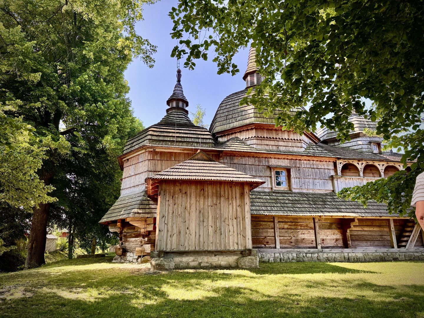 Cerkiew leży na regionalnym Szlaku Architektury Drewnianej.