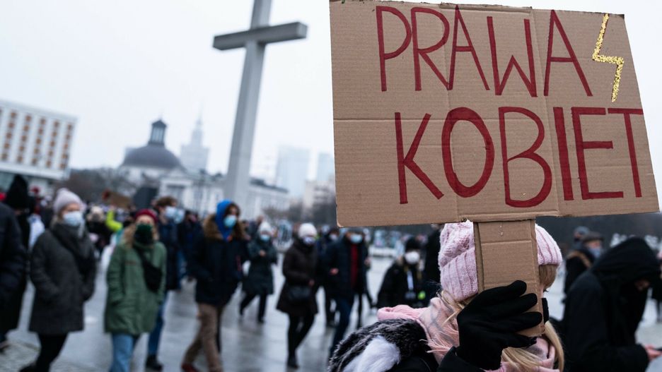 Sondaż. Coraz więcej Polaków opowiada się za prawem do aborcji 