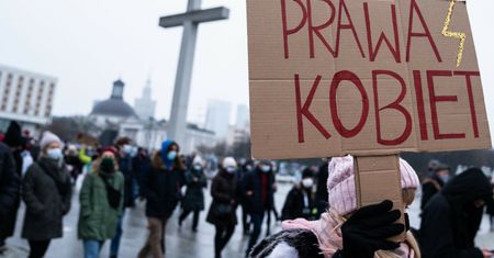 Sondaż. Coraz więcej Polaków opowiada się za prawem do aborcji